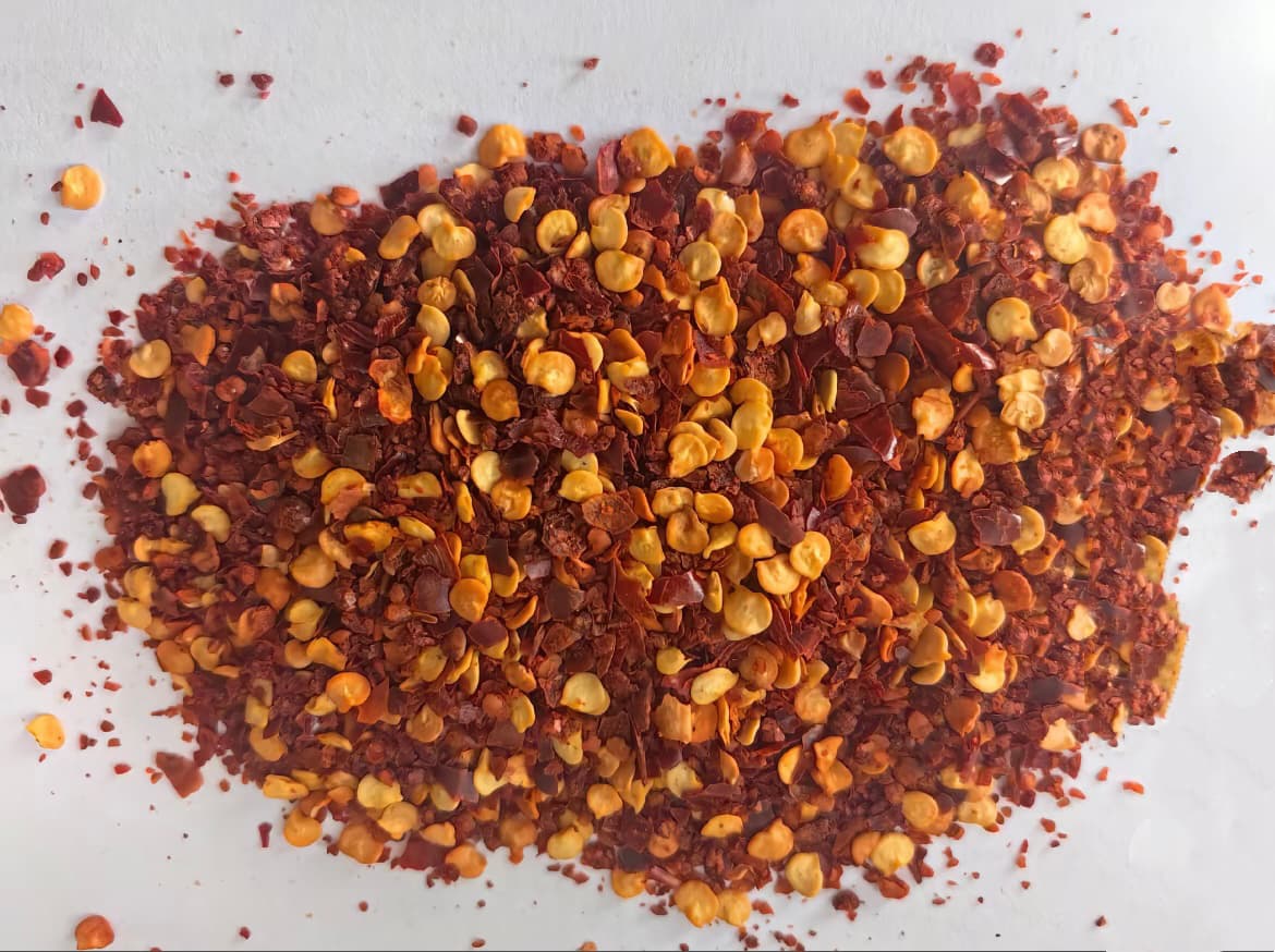 Red Hot Chili Peppers vs. Red Pepper Powder: Flavor, Heat & Health in Every Bite